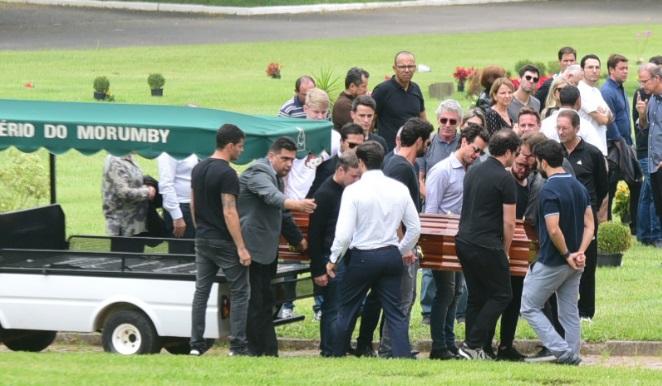 Alexandre Negrão carrega caixão do amigo, Tuka Rocha