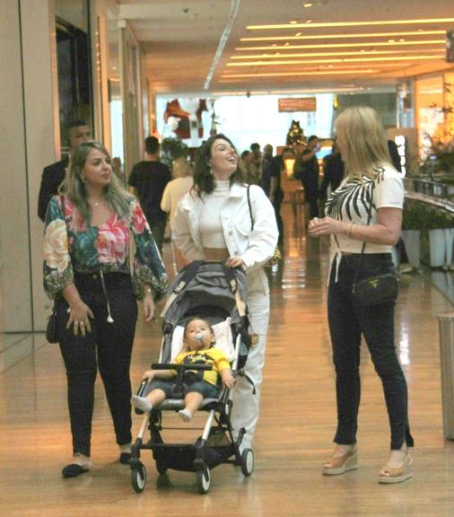 Isis Valverde curte tarde com a família em shopping