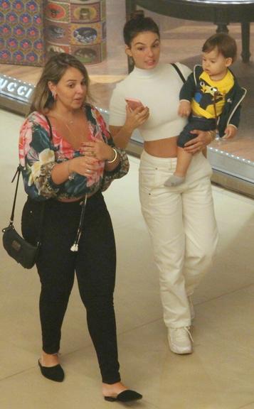 Isis Valverde passeia em shopping com o filho