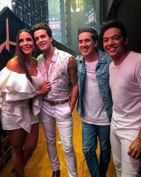 Para o show da virada, Luan Santana posa ao lado de Ivete Sangalo, Wesley Safadão e Rogério Flausino