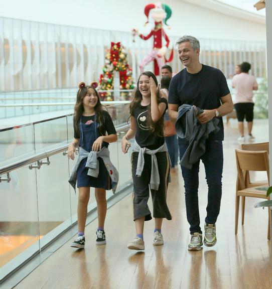 Otaviano Costa com sua Filha Olivia e amiga no Village mall super descontraídos, na Barra da Tijuca