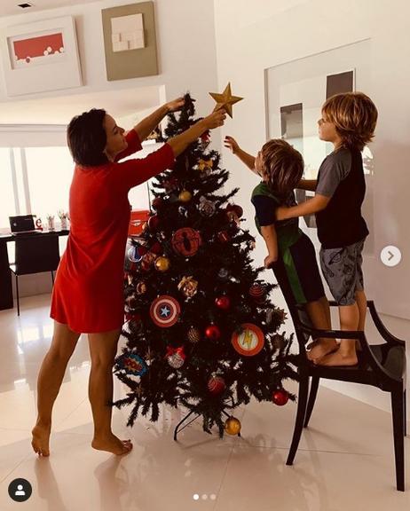 Regiane Alves montando árvore de Natal com os filhos