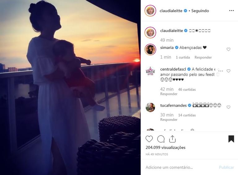 Claudia Leitte canta para filha Bella durante pôr de sol e encanta web