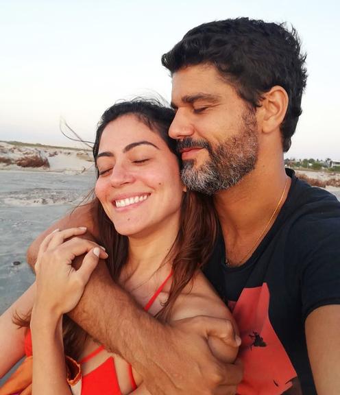 Após assumirem namoro, Carol Castro e Bruno Cabrerizo encantam web com registro na praia