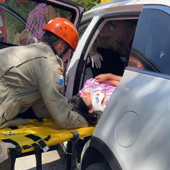 Fernanda Brum sendo resgatada do acidente