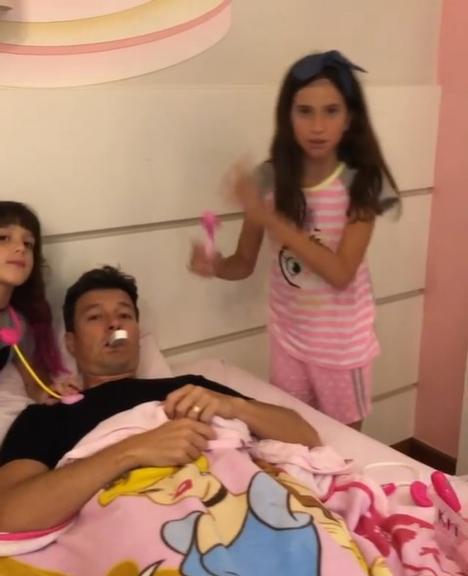 Rodrigo Faro sendo cuidado pelas filhas 