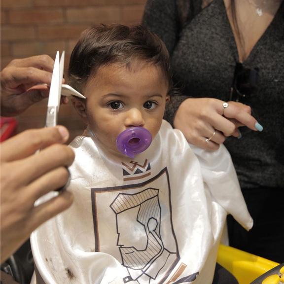Filho do Felipe Araujo cortando o cabelo