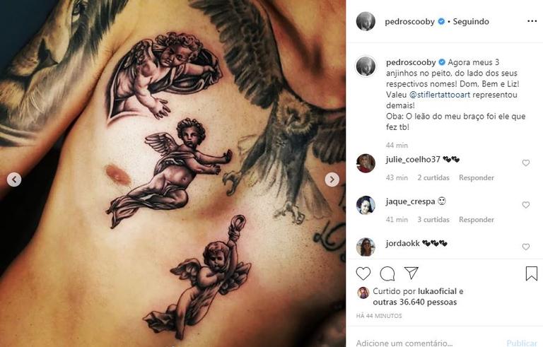 Pedro Scooby mostra tatuagem para os filhos