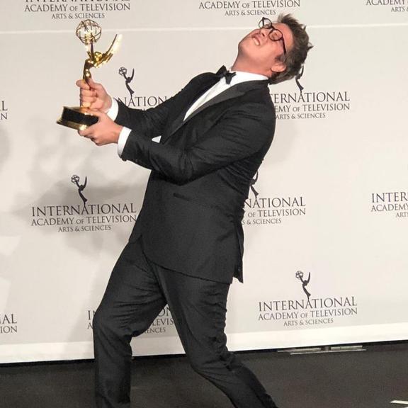 Fábio Porchat comemora vitória no Emmy Internacional