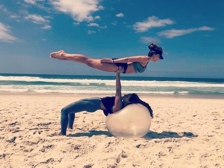 Grazi Massafera faz yoga na praia e impressiona web com flexibilidade
