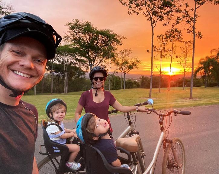 Michel Teló surge andando de bicicleta com a família e encanta a web