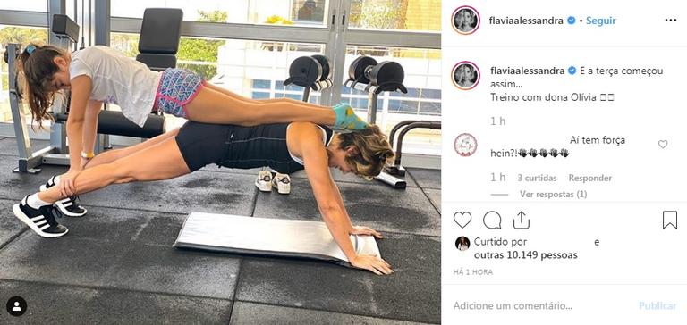 Flávia Alessandra treina com filha caçula
