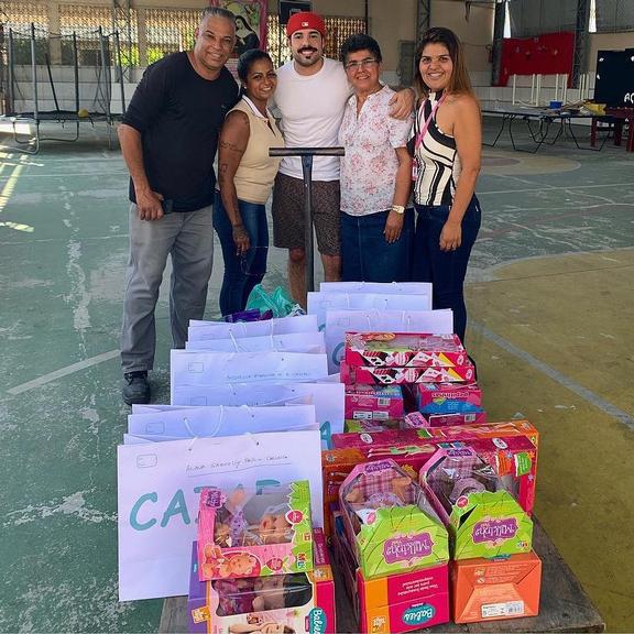 Pedro Carvalho leva presentes para crianças em orfanato