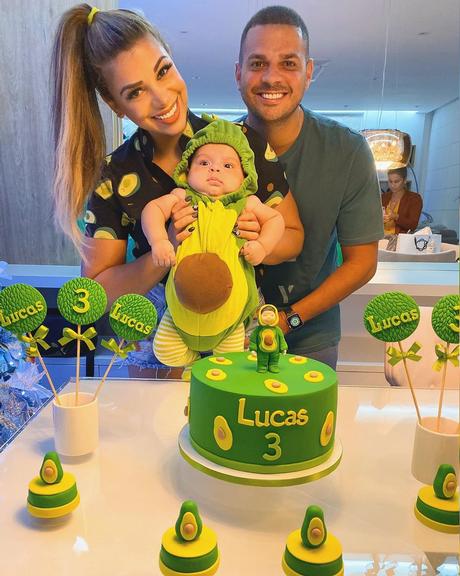 Evelyn Regly comemora três meses do filho com festa de abacate e fãs se divertem