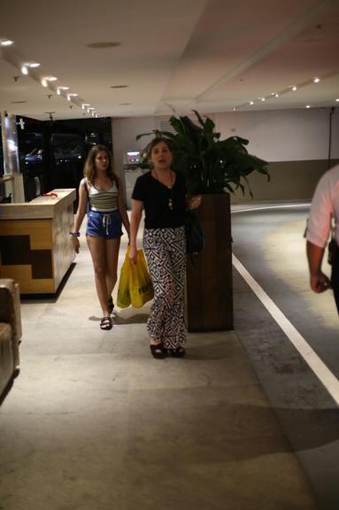 Heloísa Perissé curte noite em shopping com a filha após tratamento de câncer