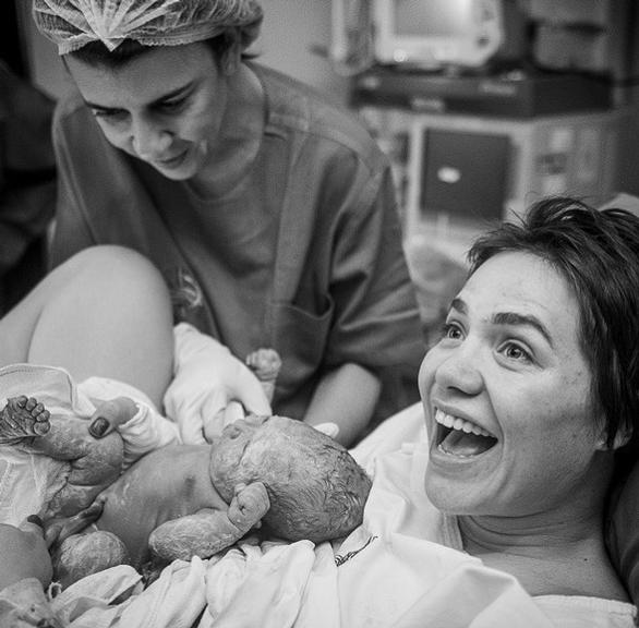 Leticia Colin compartilha clique do momento do parto e encanta