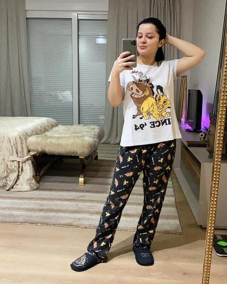 Maraisa posa de pijama e sem maquiagem nas redes sociais