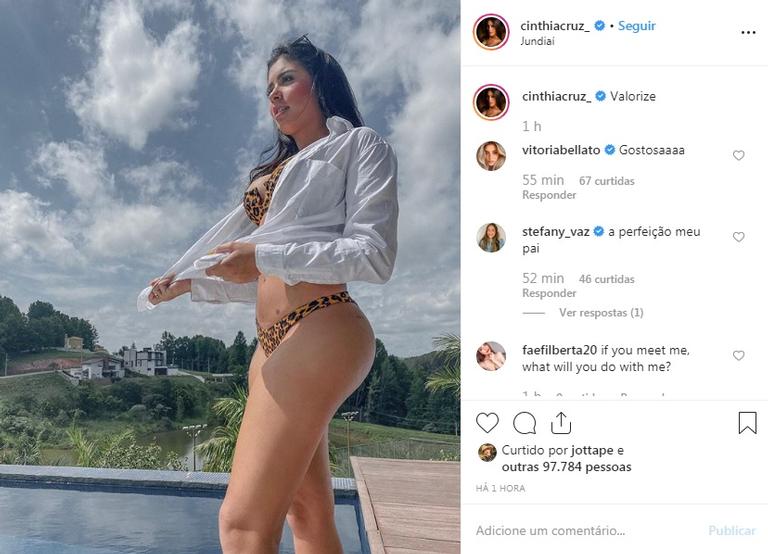 Cinthia Cruz exibe o corpão em foto só de biquíni na web