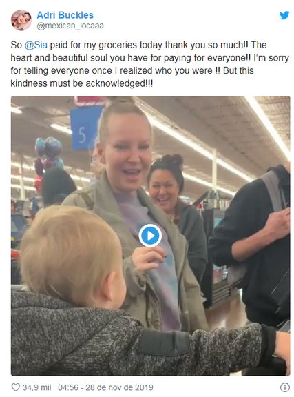 Sia é flagrada sem caracterização em supermercado