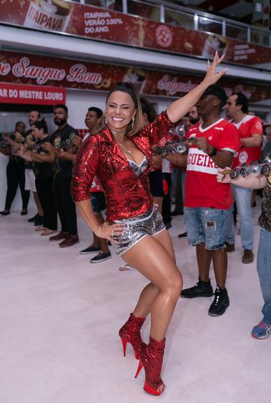 Viviane Araújo samba na quadra do Salgueiro