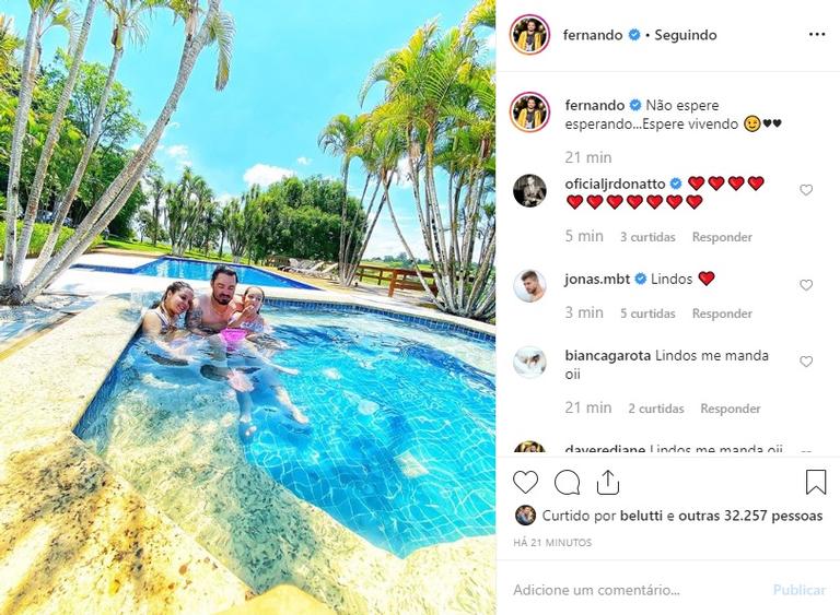 Fernando Zor e Maiara posam na piscina com caçula do cantor