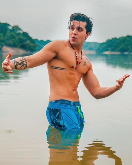 Luan Santana arranca suspiros de fãs ao surgir sem camisa no Rio Amazonas