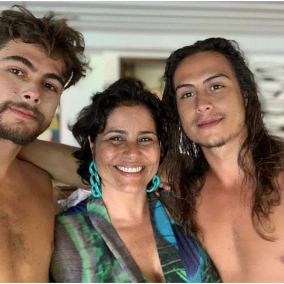 Rafa Vitti posa com a mãe e o irmão em clique raro