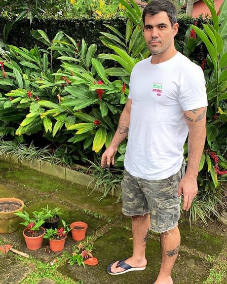 Juliano Cazarré aproveita dia de folga pra cuidar do jardim