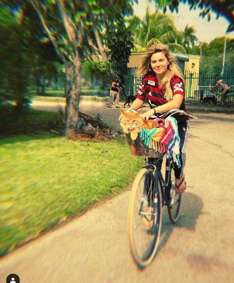Carolina Dieckmann faz passeio de bicicleta
