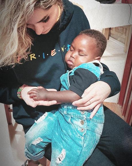 Sasha Meneghel em missão humanitária na África