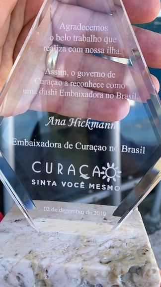 Ana Hickmann recebe o título de embaixadora de Curaçao no Brasil