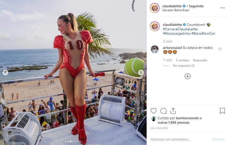 Claudia Leitte anima fãs com cliques de Carnavais passados
