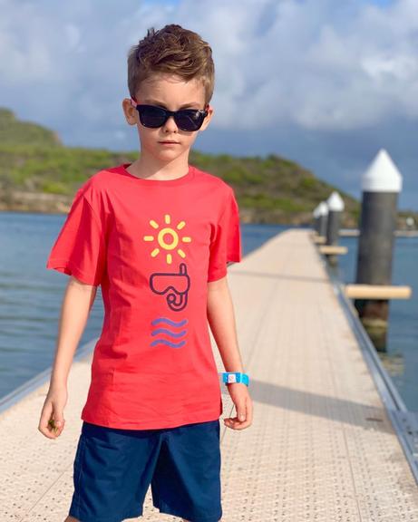 Filho de Ana Hickmann surge estiloso em Curaçao e agita a web