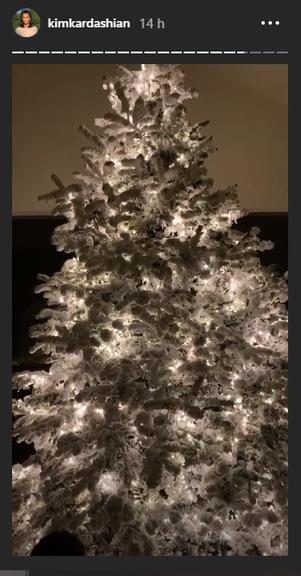 Kim Kardashian mostra as decorações de Natal em sua casa