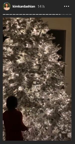Kim Kardashian mostra as decorações de Natal em sua casa