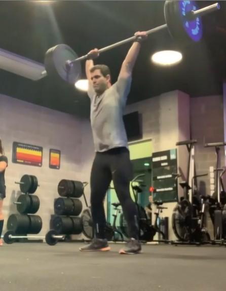 Juliano Cazarré surge levantando 80 kg e surpreende