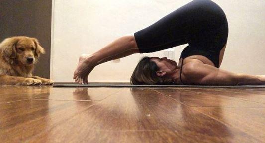Giuliana Morrone fazendo yoga
