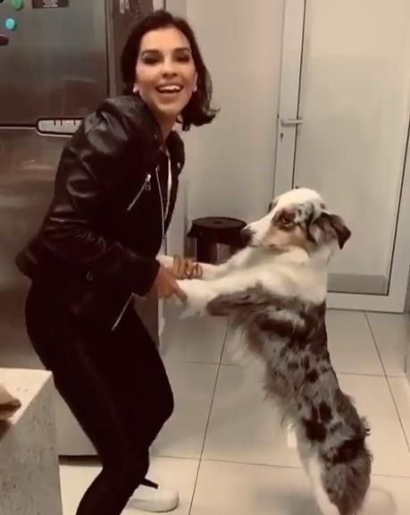 Mariana Rios posa com cachorro e faz bela reflexão