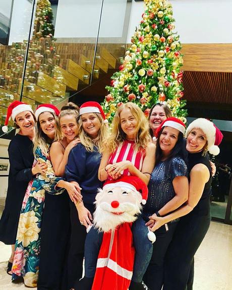 Angélica com amigas exibindo árvore de Natal