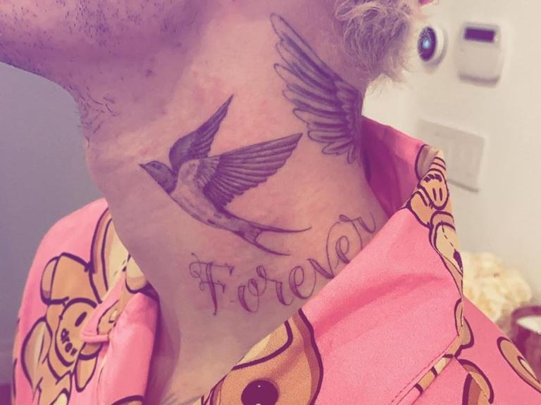 Justin Bieber surpreende seguidores ao mostrar nova tatuagem na web 