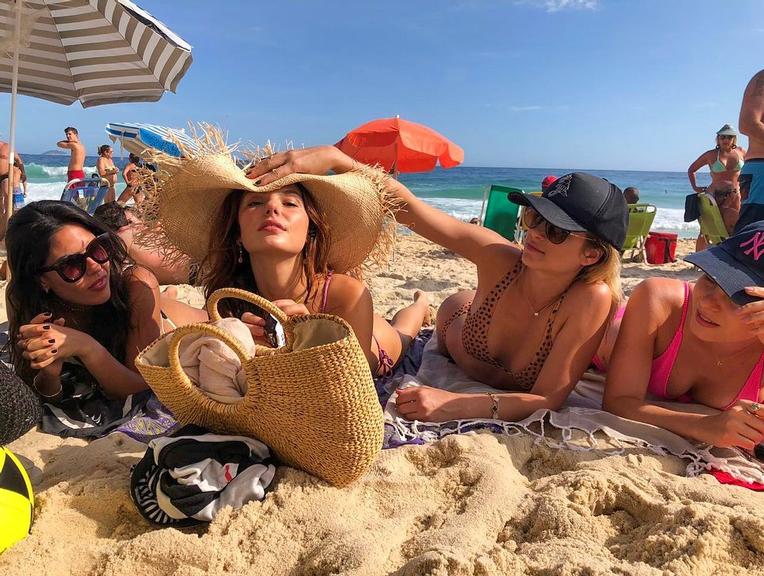 Isis Valverde publica foto na praia com as amigas