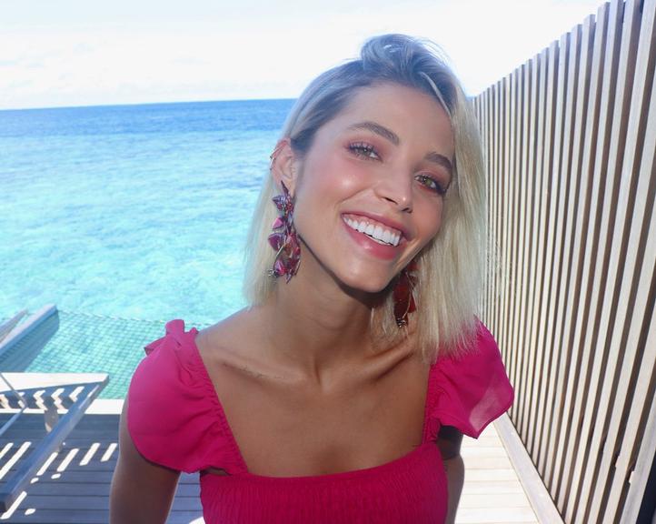 De look rosa, Carol Dias posa em ilha paradisíaca