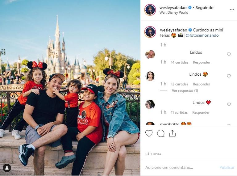 Wesley Safadão com a família na Disney