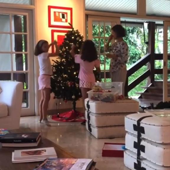Bianca Rinaldi montando a árvore de Natal com as filhas