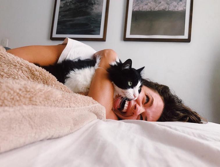 Bruna Linzmeyer com gatinho na cama
