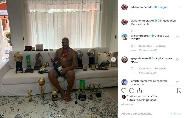 Adriano Imperador posta foto com troféus que ganhou ao longo da carreira e surpreende fãs 