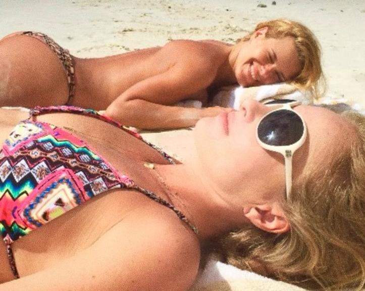 Ao lado de Angélica, Carolina Dieckmann relembra topless na praia
