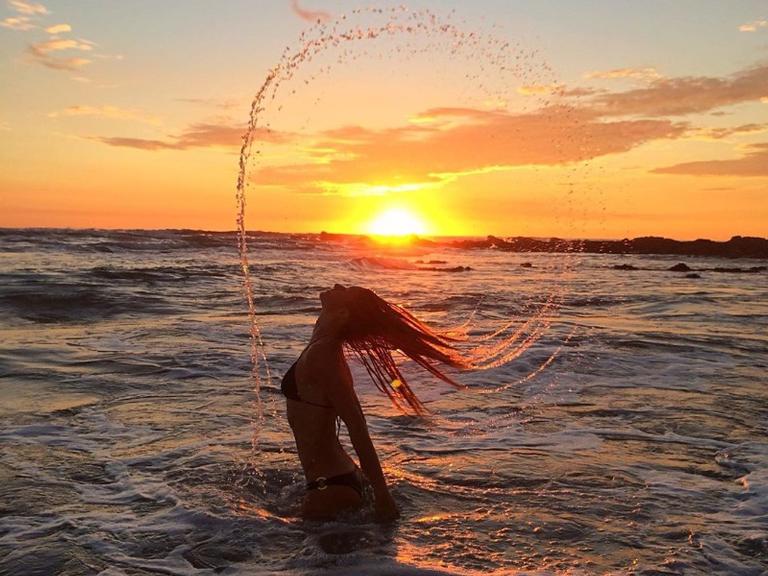 Gisele Bündchen compartilha clique maravilhoso curtindo pôr do sol 