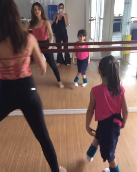 Ingrid Guimarães com a filha na aula de balé