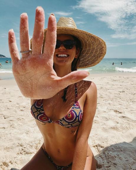 Mariana Goldfarb comemorou a proximidade do verão com uma foto linda de biquíni tirada na praia